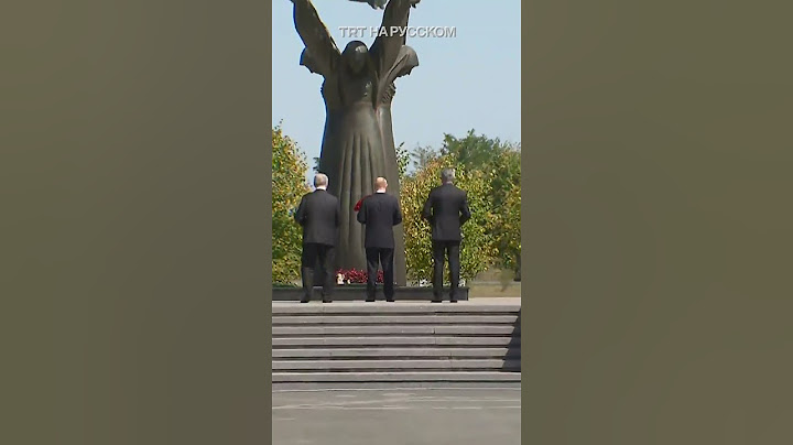 Путин встал на колени перед мемориалом жертвам Беслана