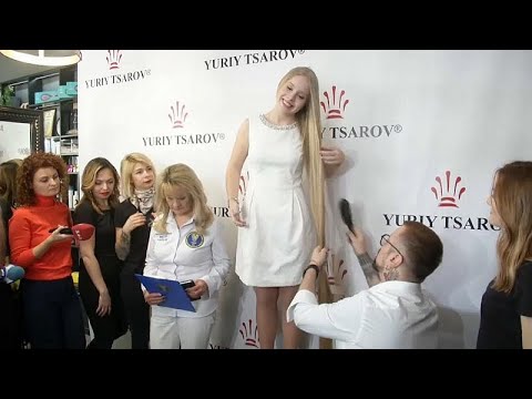 شاهد الأوكرانية أولينا كورزنيوك صاحبة الشعر الأشقر القياسي 