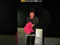 البنت تسجل مقطع فيديو وهي ترقص بطريقة مميزة 