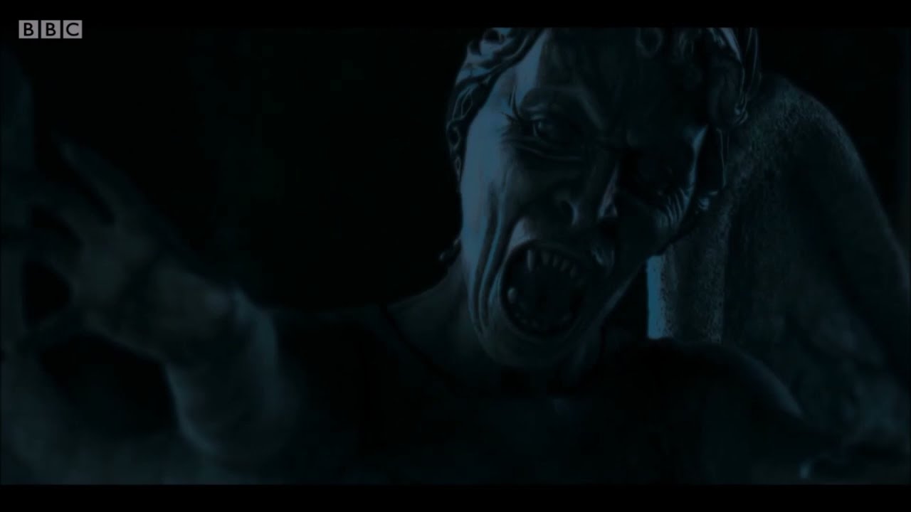 Claire & Weeping Angel - Doctor Who - The Halloween Apocalypse (13x1)