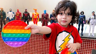 Jogando Coleção Pop It Fidget Toys e Bonecos Marvel DC na Banheira!