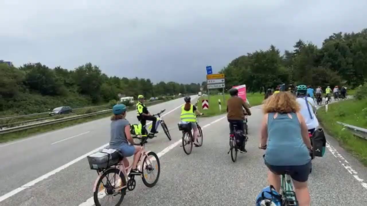 Radfahrer auf Autobahn und Kraftfahrtstraße B76 in Kiel 25.08.2023