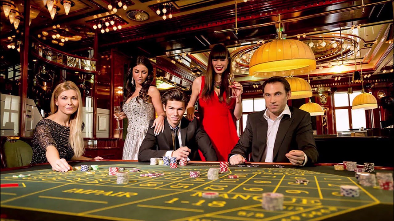 Retro casino играть на деньги. Казино. Люди в казино. Богатое казино. Богатые люди в казино.