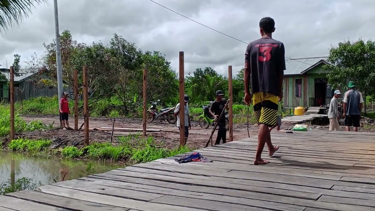 KERJA BAKTI BUAT TEMPAT PARKIR MOTOR DI DEPAT MASJID
