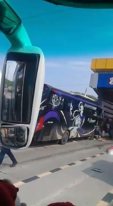 Detik detik Kecelakaan Bus Haryanto menabrak Truk box 05 06 2021