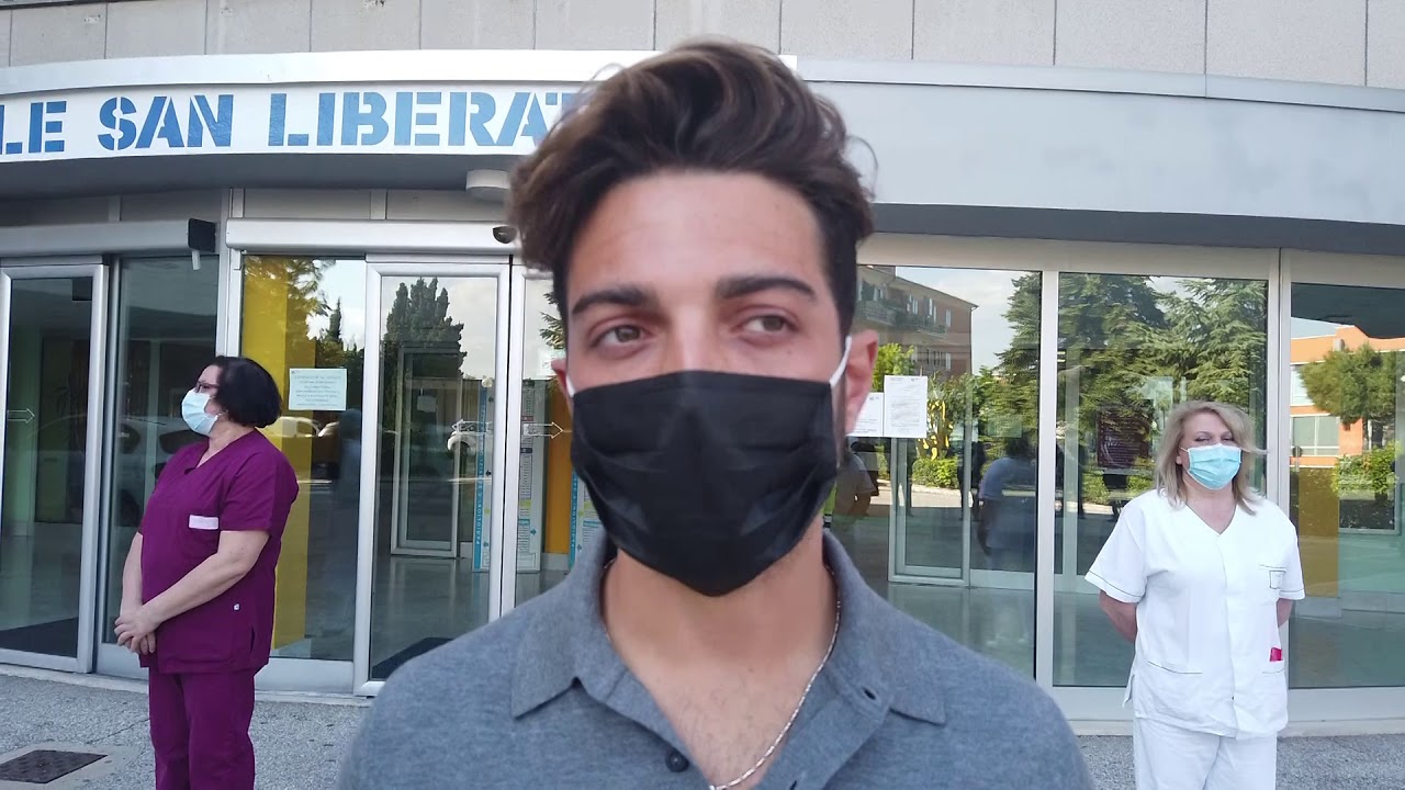 Il cantante Gianluca Ginoble (Il Volo) visita l'ospedale di Atri