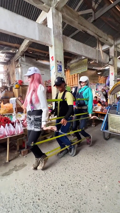Kreatifitas Seniman Penyanyi Jalanan Pangeran Dangdut Bikin Heboh Warga di Pasar