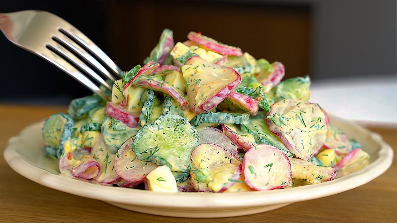Gurkensalat! Meine Mutter hat ihn jeden Tag gegessen! Einfaches und leckeres Rezept!