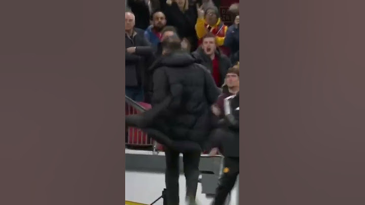 Diego Simeone ran off at full-time and got pelted by Manchester United supporters 😨