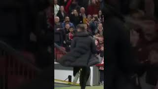 Diego Simeone ran off at full-time and got pelted by Manchester United supporters 😨