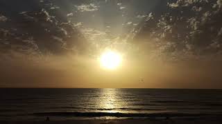 Утро солнце восход на берегу моря Каспийское море Махачкала городской пляж