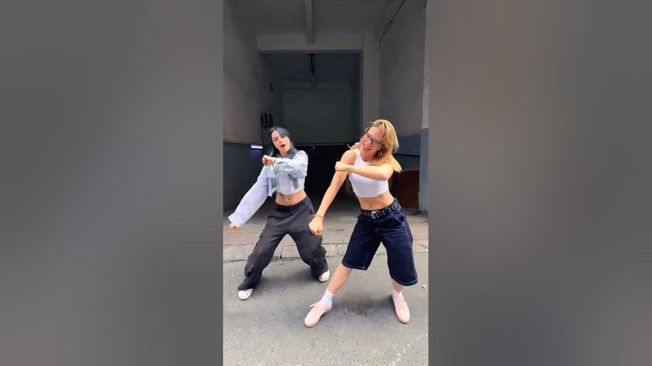 Zeynep ve Esin snap dansı #manifest #manifam #dance #fyp