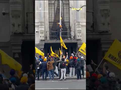 Khalistani supporters pull down Indian flag  IKN Snaps #Shorts #AmritpalSingh #Khalistan #IndianFlag