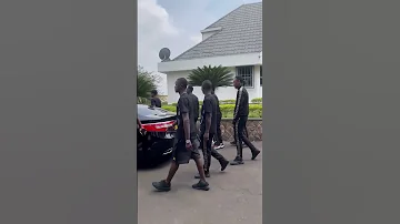 BALAA LA WACHEZAJI WA YANGA WAKIINGIA UBALOZINI 