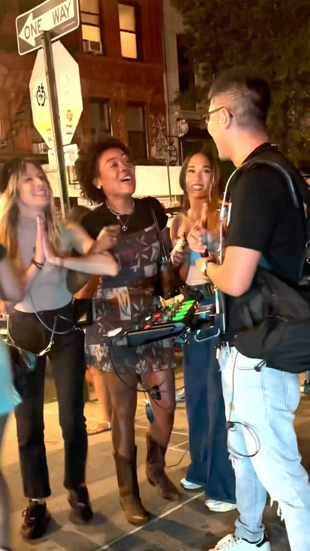 Made a beat for strangers, they went NUTS! ?? #beatbox #loopstation #verydemure