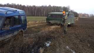 UAZ 452 vs LAND ROVER DISCOVERY in mud on field