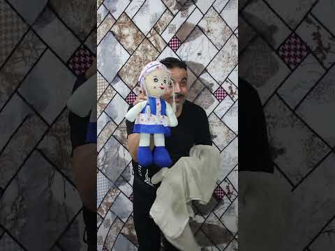 طفل يبكي و يضحك هههه