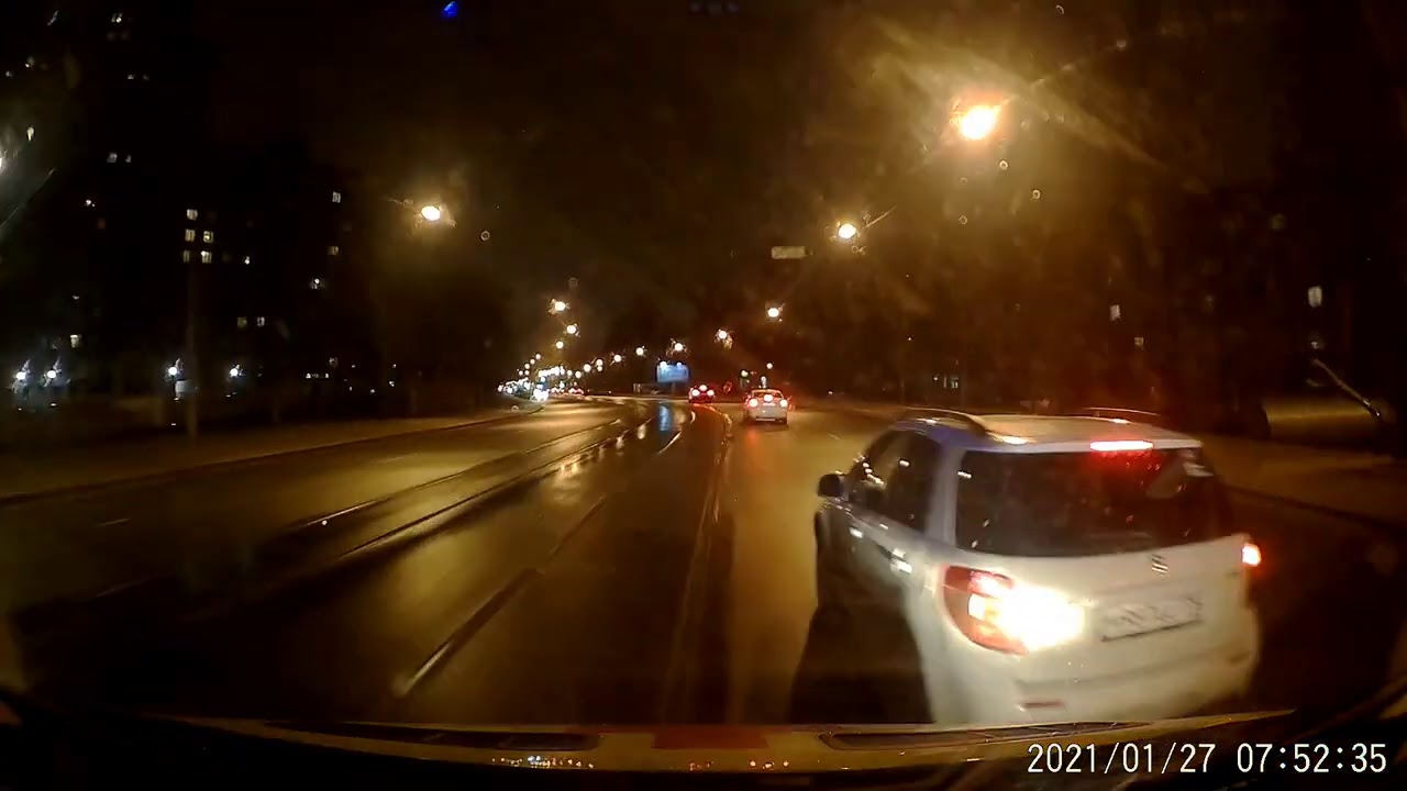 ​Водитель «boomerangtaxi.ru» подрезал скорую помощь и полез в драку с медиками — Реальное время
