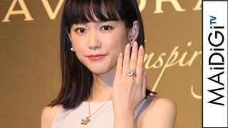 桐谷美玲、白のノースリーブドレスとブルガリのジュエリーで華やかに
