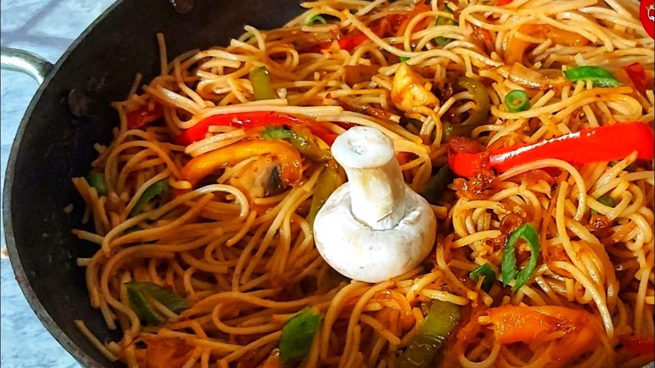 Mushroom Hakka Noodles | Spicy Mushroom Noodles Recipe | Andhra Queen - YouTube