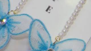 揺れる蝶々のオーロラビジューピアス