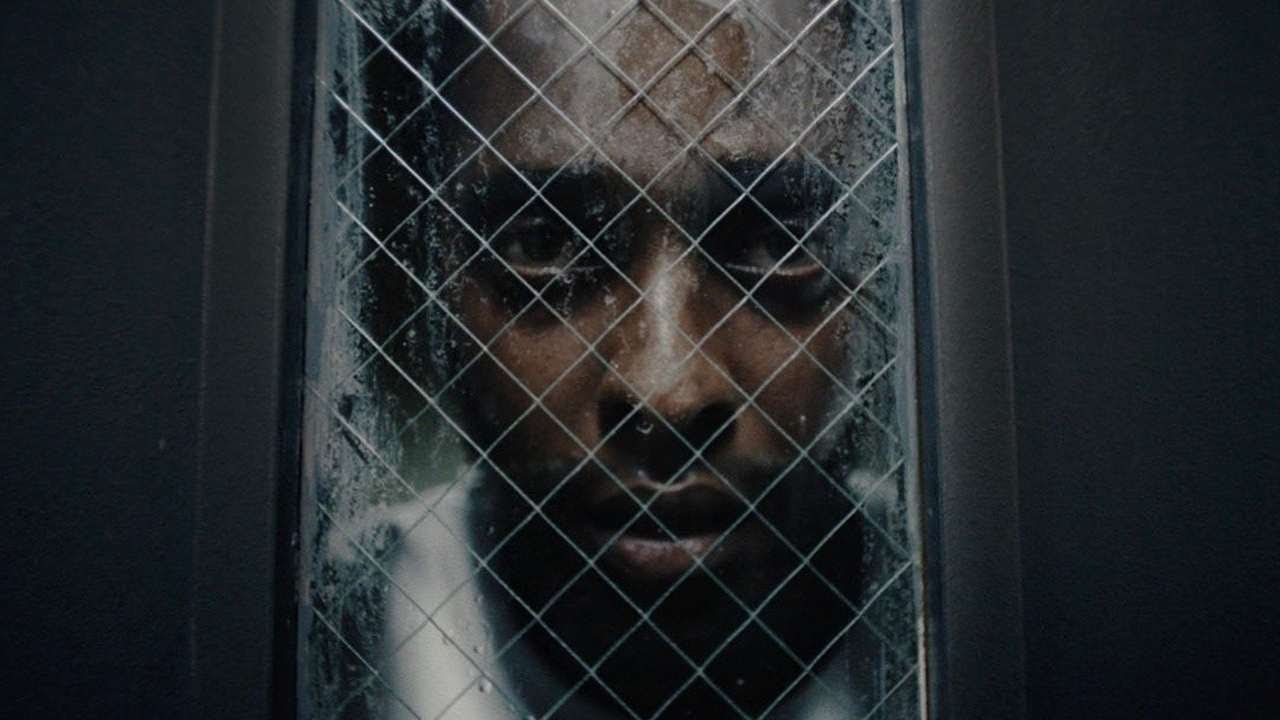 Кадр из трейлера «В клетке»