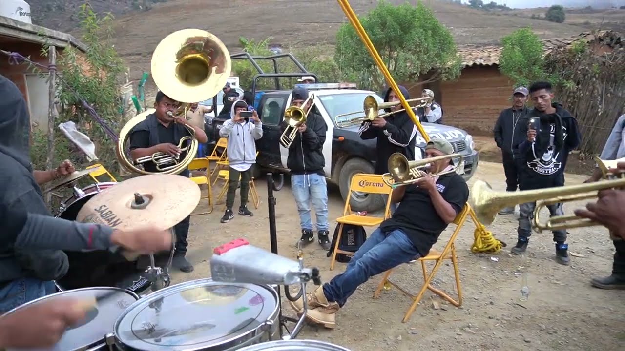 Tremendo MIX de musica pa Bailar y Pistear en un solo Jalón de esta banda de Buenavista Guerrero