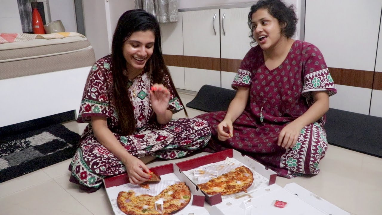 দুই বোনের জন্য দুটি ফুল প্লেট পিজা