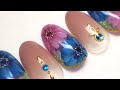 ローズピンク&ディープブルーの手描きフラワーネイルアート