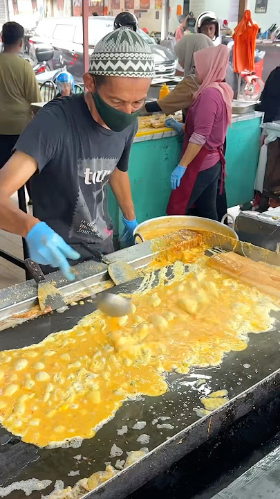 Non-Stop Orders! The Most Popular Roti John Egg Sandwich in Malaysia