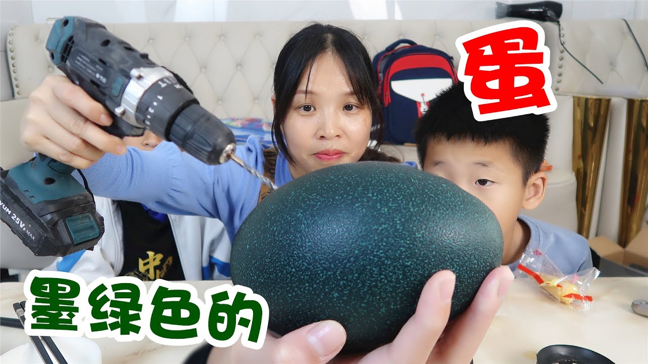 小男孩在野外发现绿色的蛋，还煮不熟，这蛋太奇怪了