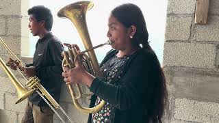 En la Mixteca LAS MUJERES SI SE LA RIFAN CON LA BANDA esta NIÑA tarolera es un ejemplo de ello