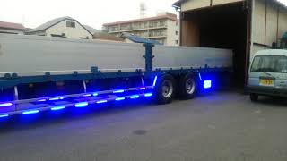 青いLＥDトラック