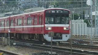 京急線13普通品川行き1500形1532、1529編成が金沢文庫駅へと走行！1500形1581、1584編成と47普通品川行き1500形1593、1596編成が金沢文庫検車区の車止めに停車中！