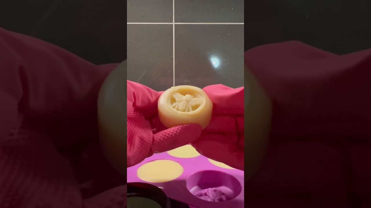 Unmolding and packing lotion bar 