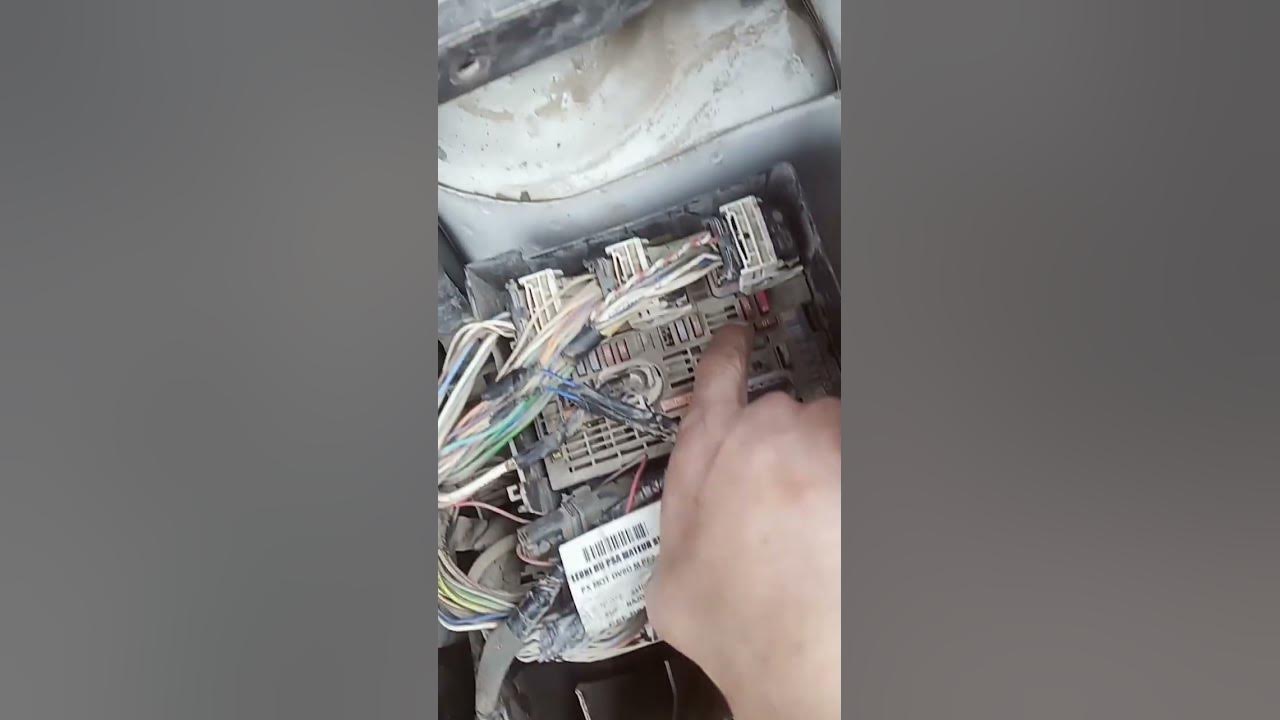 Peugeot partner fusible de pompe carburant, fuse fuel pump. - YouTube