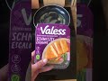 Vegetarische maaltijd met spruitjes, bio aardappelen, Valess schnitzel, vega jus en piccalilly.