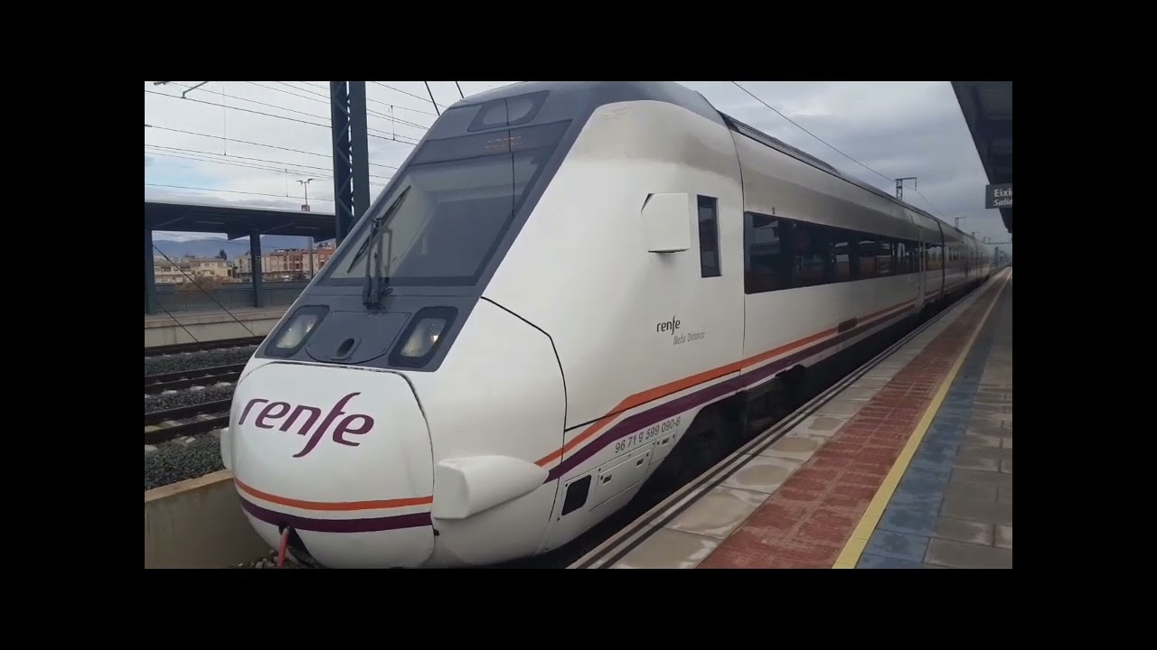 Estación de San Isidro - Albatera Catral y Tren Media Distancia Serie 599 con destino Murcia. 