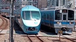 [特急と各駅停車のすれ違い] 上り60000形MSE特急メトロはこね20号北千住行(420) 3番線通過・下り2000形2484F各駅停車本厚木行 2番線到着 (向ヶ丘遊園駅) 2023,7/23