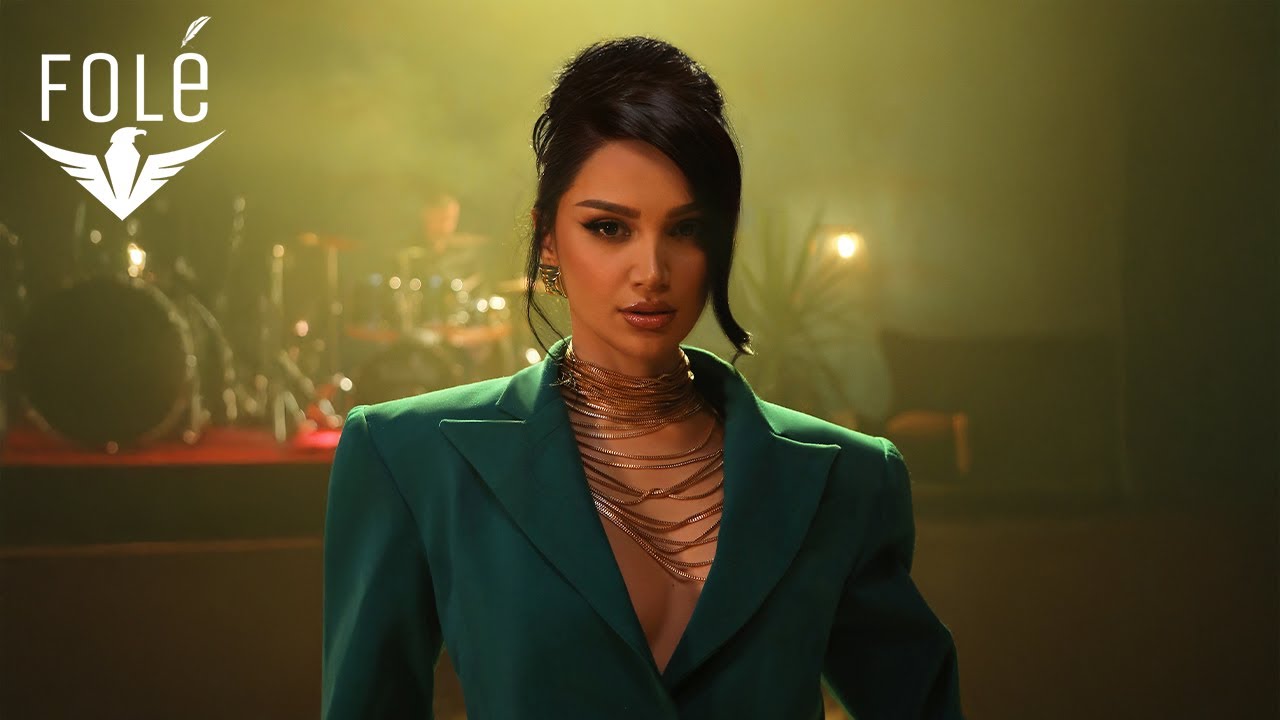 Lama xonandaning yalangoch fotosurati