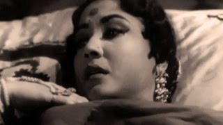 Scene from super hit classic movie sahib bibi aur ghulam (1962)
starring, guru dutt, meena kumari, waheeda rehman, sapru, dhumal
director: abrar alvi...