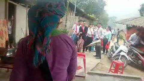 Phong tục. đi đón dâu. dân tộc Tây Bắc phải qua cổng tế nước. mới vào được nhà  gái.TTBXLC. X