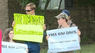 Supporters rally for jailed Kentucky clerk Kim Davis