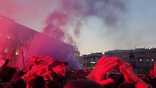 Ultras Paris Fans Va91 sur la place de la cathédrale Milan - 07/11/2023 - #milanpsg #ultras