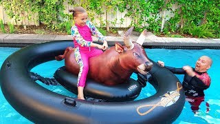 ПРИРУЧИ БЫКА / КРЕЙЗИ ЧЕЛЛЕНДЖ 2018 /Дети играют в БАССЕЙНЕ / GIANT CRAZY BULL WIPEOUT SWIMMING POOL