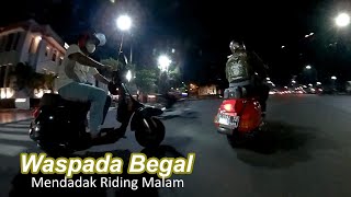 Riding Vespa Malam Hari