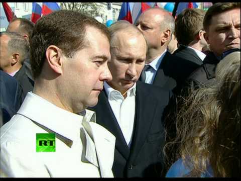 Медведев и Путин вышли на демонстрацию 1 мая