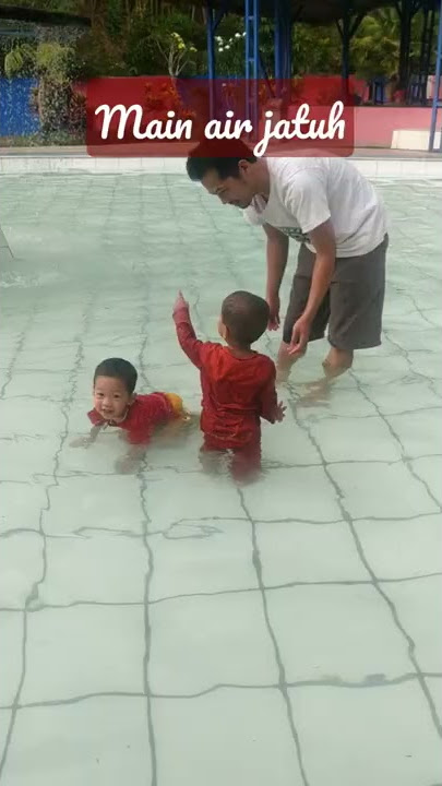 video lucu asik main air jatuh terpeleset#shorts
