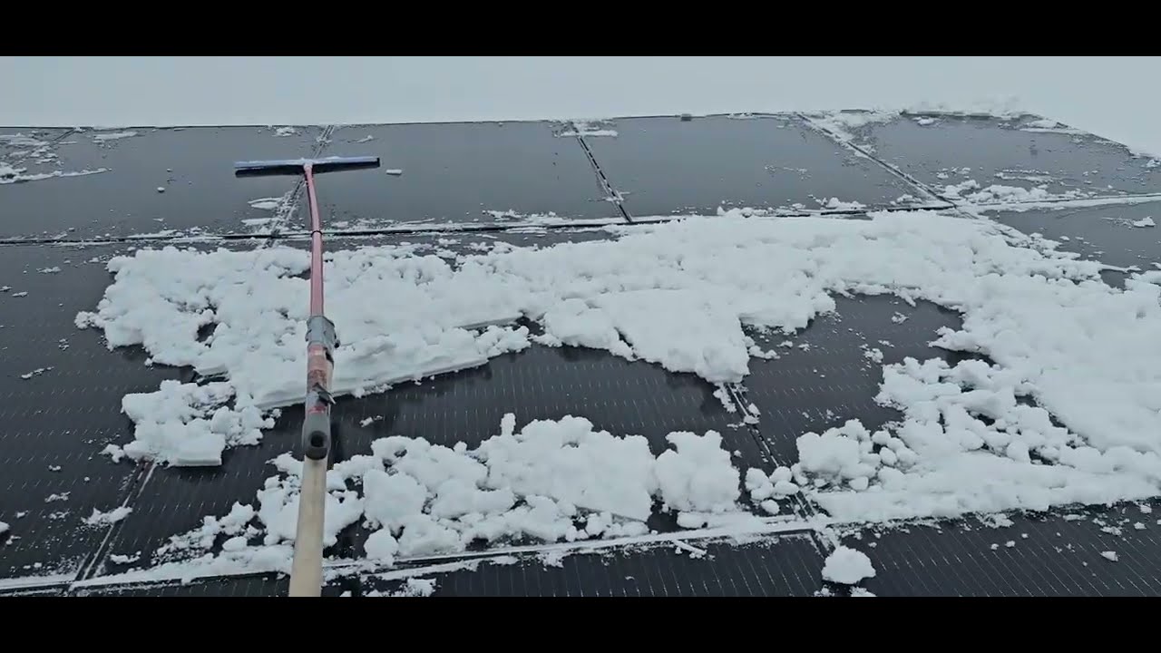 Iarnă grea pentru Fotovoltaice! Ce se intâmplă dacă nu curățam panourile de zăpadă! 