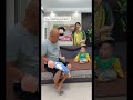 아빠 "몸소 가르치기" 너무 웃겨! 아이도 열심히 따라하네 🥰 . Dad’s "show-and-tell" is hilarious! Baby’s following!